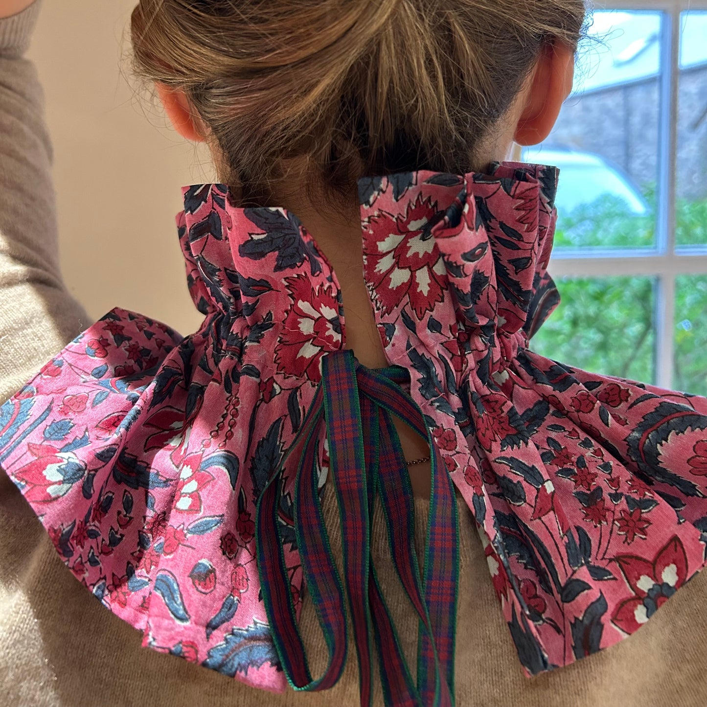 Frilly collar - Lindsay pink