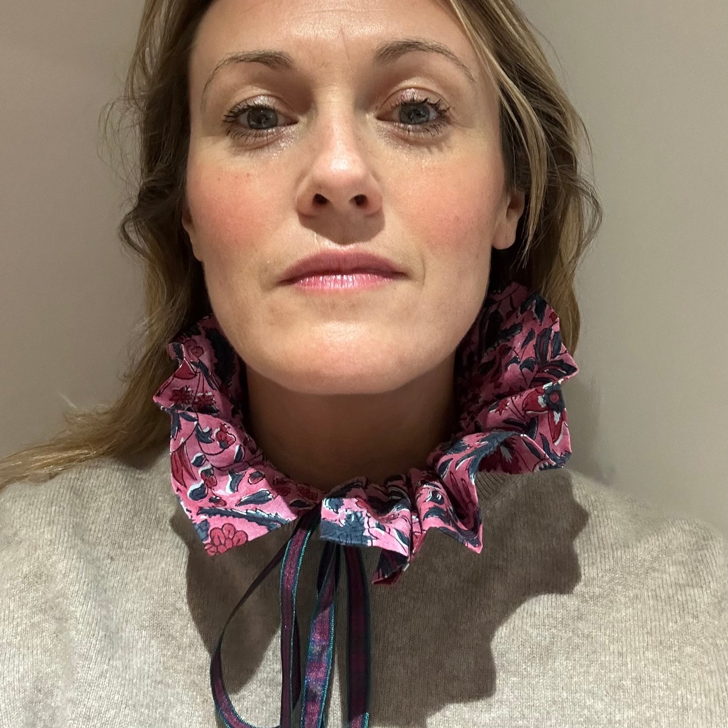 Frilly collar - Lindsay pink