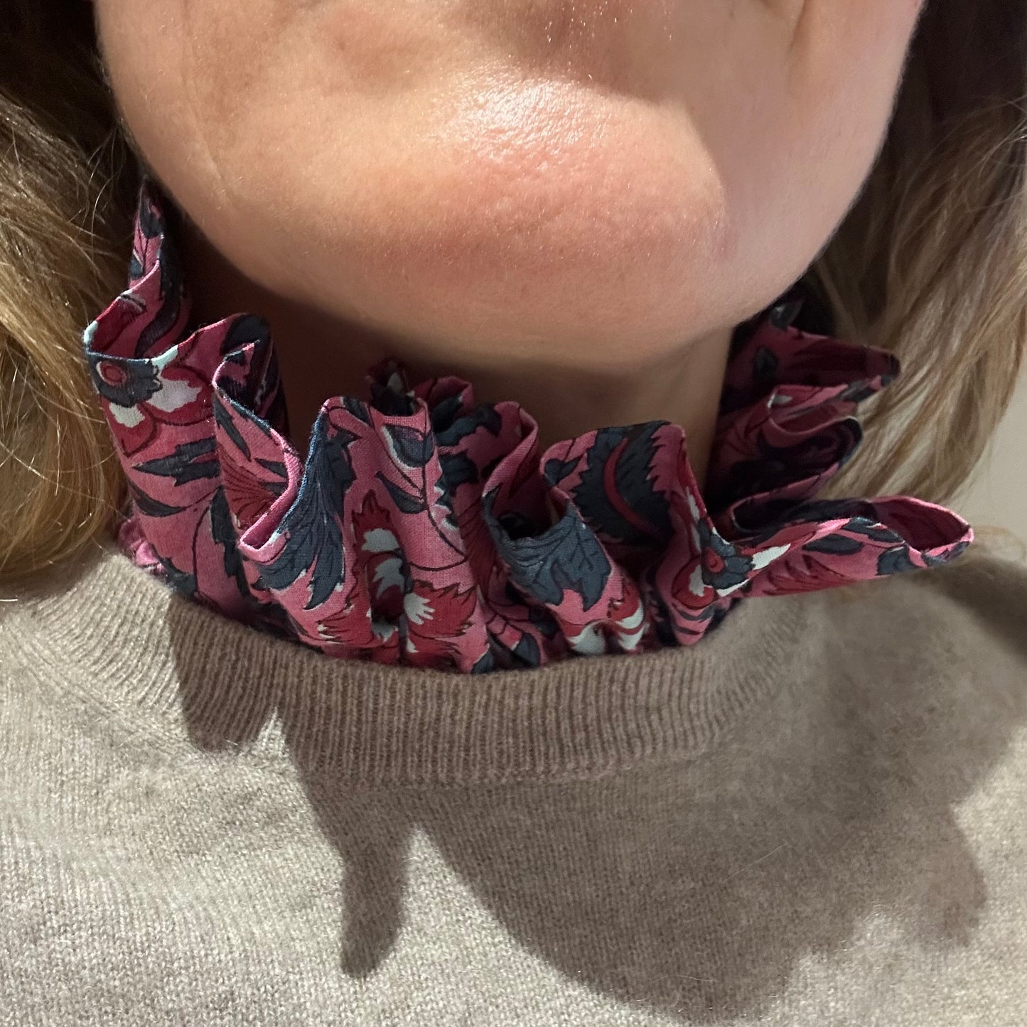 Frilly collar - Lindsay pink