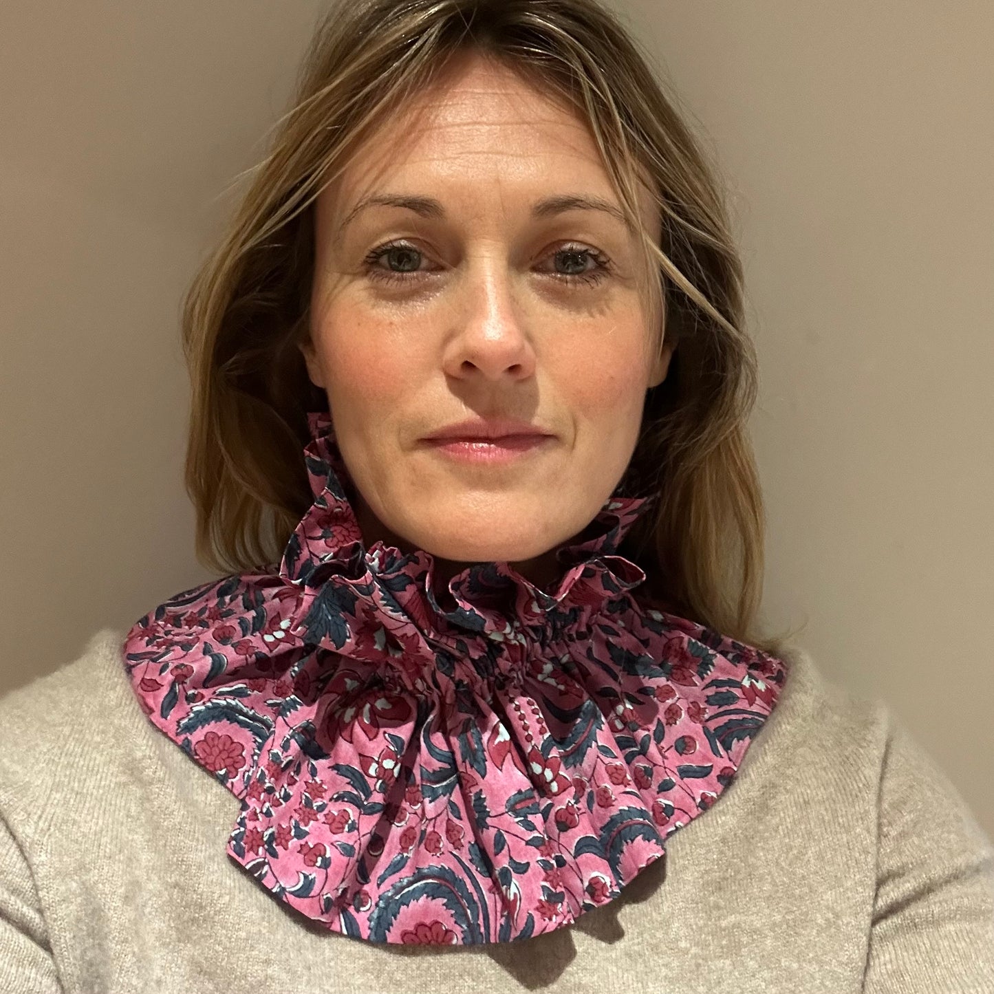 Frilly collar - Lindsay pink