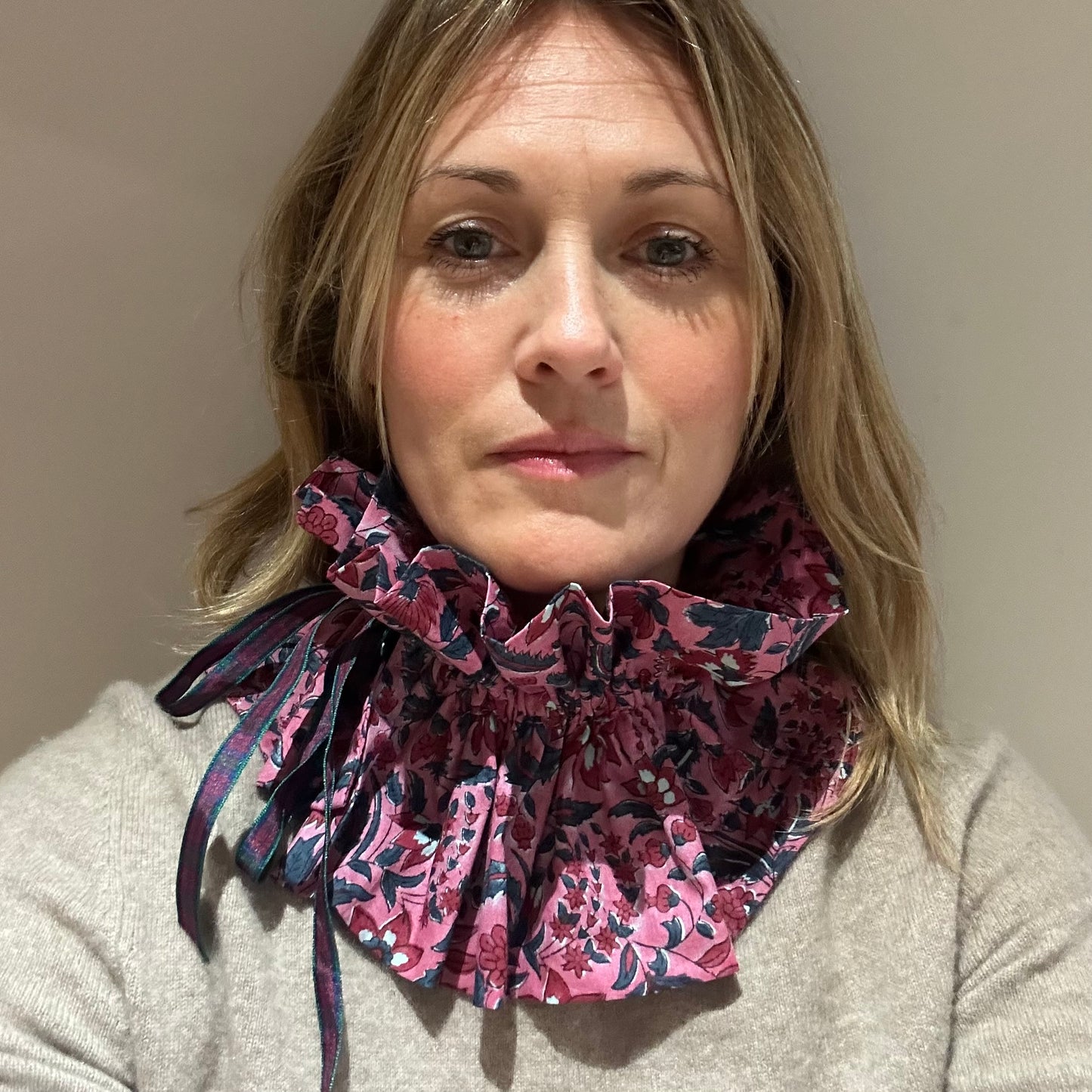 Frilly collar - Lindsay pink